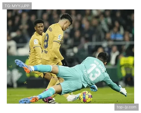 拉菲尼亚训练完直接去接孩子放学，球鞋还没换